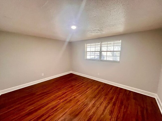 Building Photo - 5303 Oakwood Ct