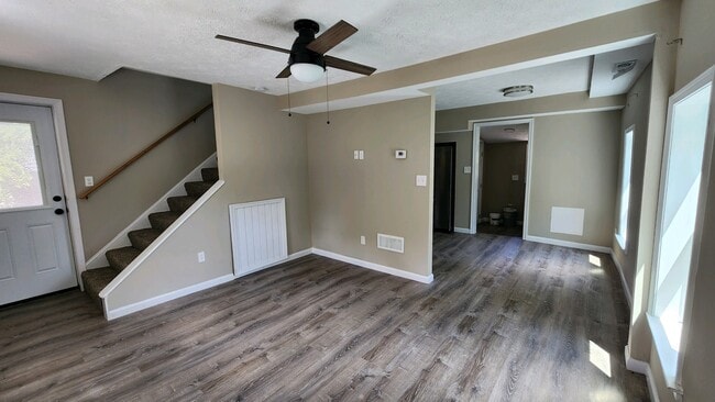 LR a lavandería y cocina - 611 Hoppers Ln