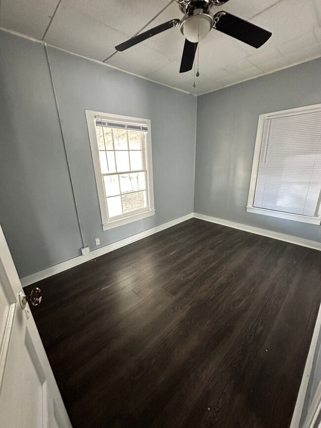 Building Photo - 2 Bedroom one bathroom on Corner Lot
