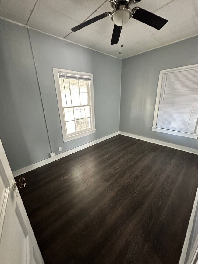 Foto del edificio - 2 Bedroom one bathroom on Corner Lot