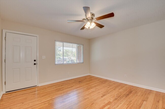 Foto del edificio - 3132 Collier Rd