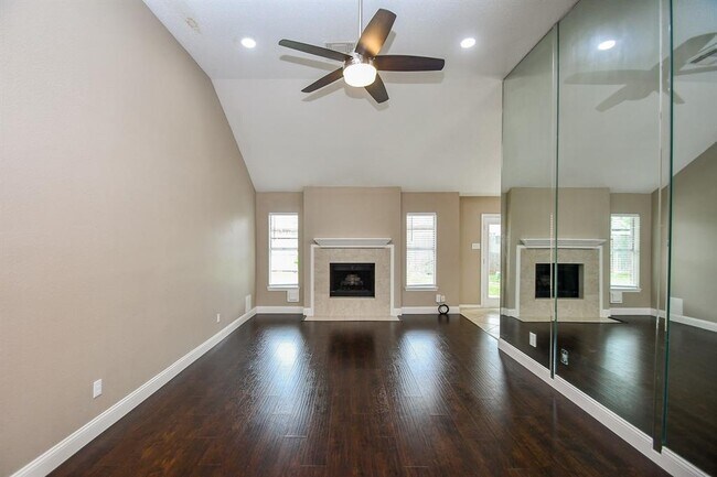Building Photo - 2915 Pepperwood Dr