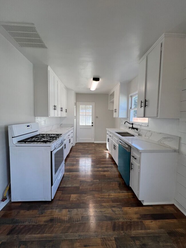 Foto del edificio - South of Conant Home with 3 Bedrooms, 1 ba...