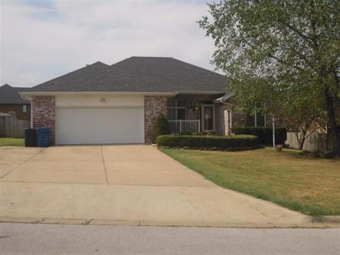 Foto principal - 2000+ sq ft, 3-4 bed, 2 bath, 2 car garage...