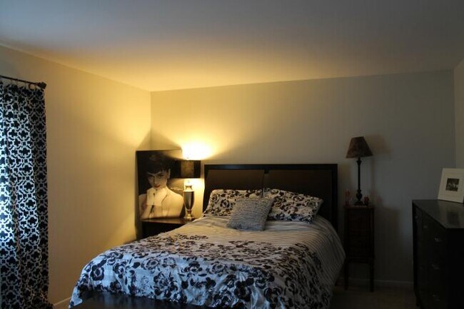 Building Photo - 2 bedroom in Batavia IL 60510
