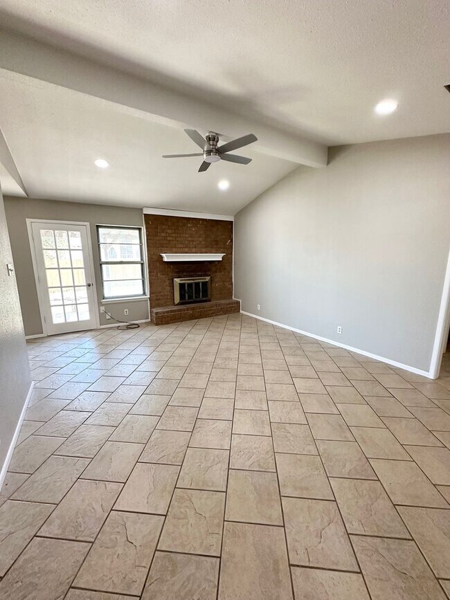 Building Photo - 3 Bed 2 Bath Fully Remodeled!