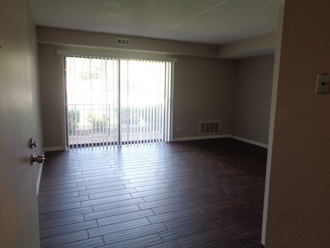 Building Photo - 14785 Lake View Dr