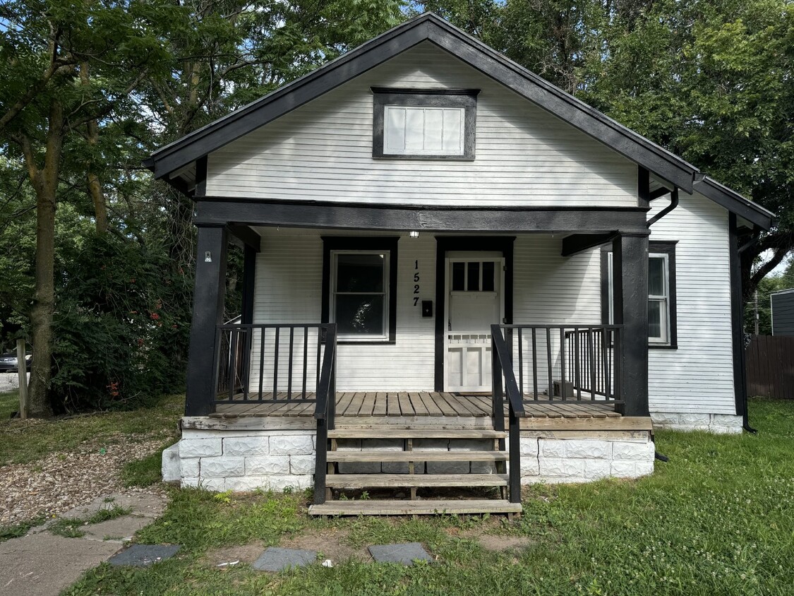 Primary Photo - 2 Bedroom and 1 Bath Duplex, w/ off street...