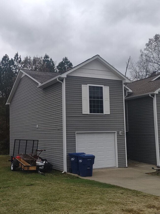 Building Photo - Corner Tri~Plex Benton KY 3 Bed 2.5 Bathrooms