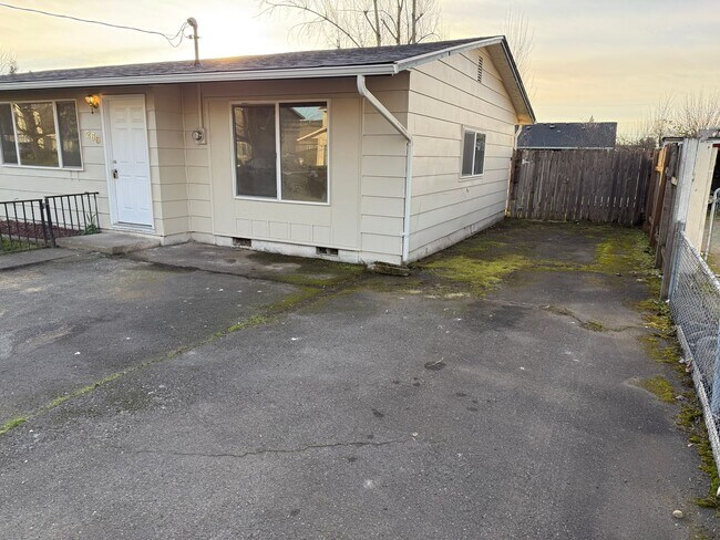 Building Photo - Updated 3 bedroom 1 bathroom house!