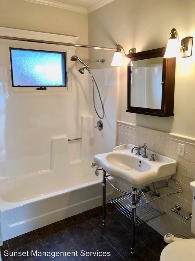 Building Photo - 2 br, 1 bath House - 427 E. Micheltorena #D