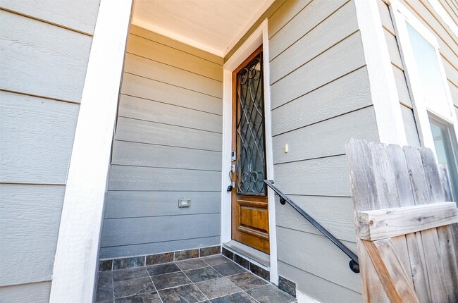 Building Photo - 1223 W 19th St