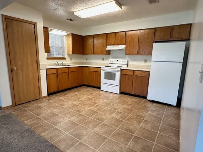 Foto del edificio - 3 Bedroom / 2 Bath Apartment