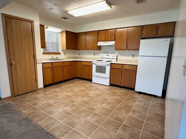 Building Photo - 3 Bedroom / 2 Bath Apartment