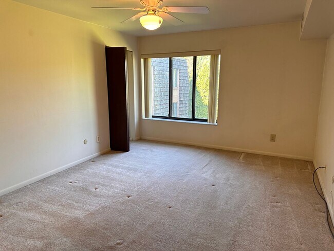 Building Photo - Spacious 2 bedroom 2 bath Security
