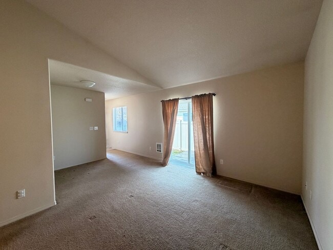 Building Photo - 2 Bedroom, 2 Bathroom Duplex in NE Bend – Available Late May