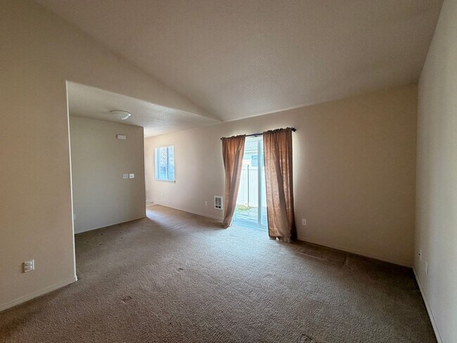Foto del edificio - 2 Bedroom, 2 Bathroom Duplex in NE Bend – Available Late May