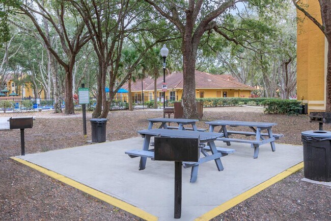 Building Photo - 3 Bedroom 3 Baths Condominium