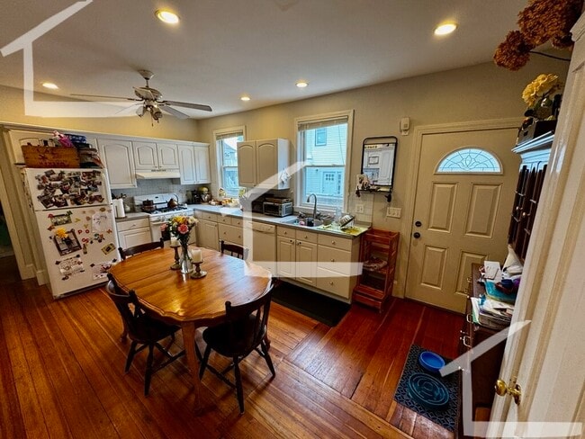 Building Photo - 30 Bentley St