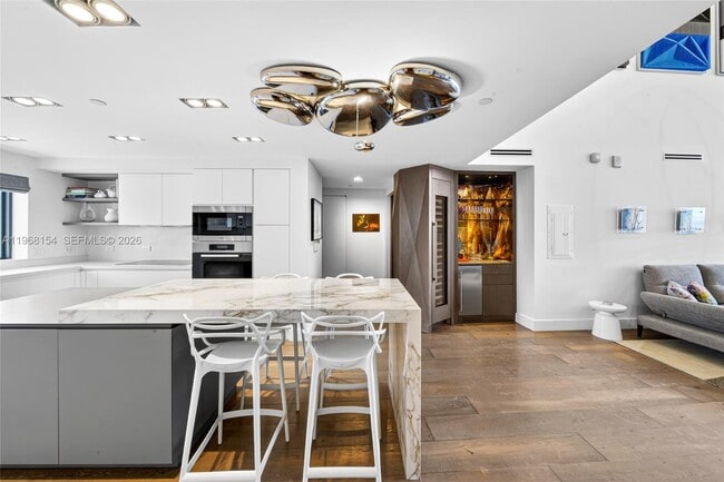 Foto del edificio - 601 NE 36th St