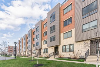 Building Photo - 1012 Lakeview Ct