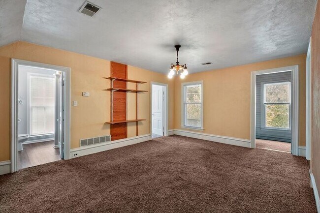 Building Photo - 3BR Upper With Tons of Character