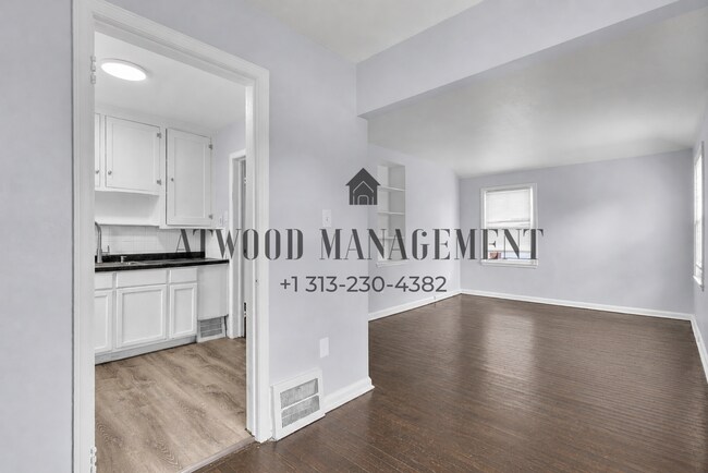 Interior Photo - 14118-20 Evergreen Rd