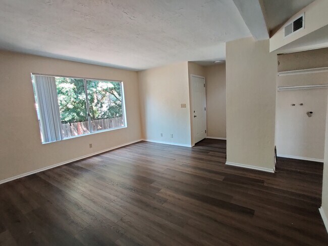 Foto del edificio - 2198 E Villa St