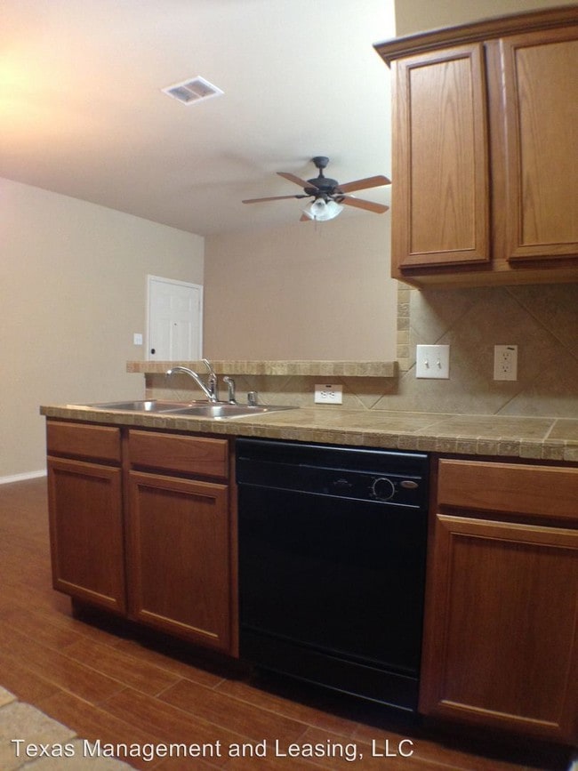 Building Photo - 3 br, 2.5 bath House - 1441 Ravenwood Drive