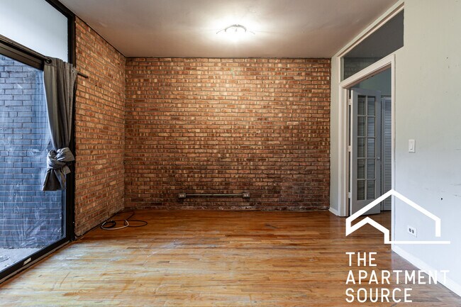 Building Photo - 1214 N La Salle Dr