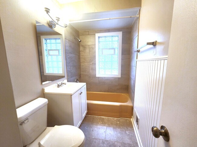 Foto del edificio - Spacious 4-bedroom, 2-bathroom single-family home