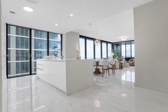 Foto del edificio - 700 NE 24th St