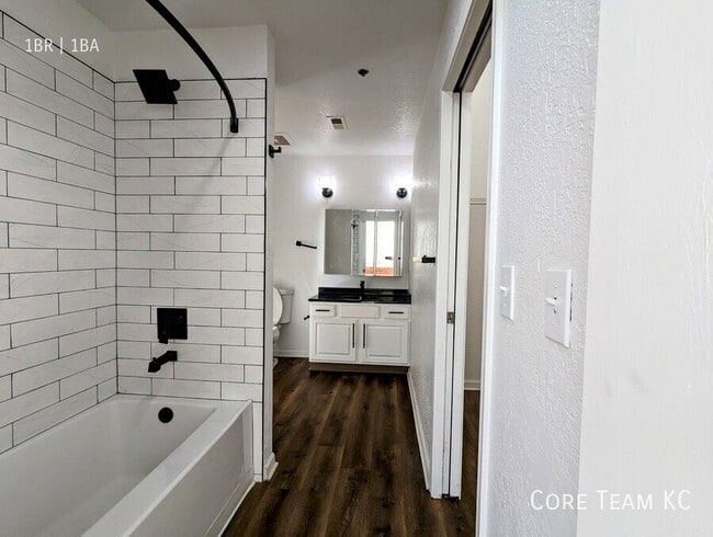 Building Photo - 934 Broadway Blvd