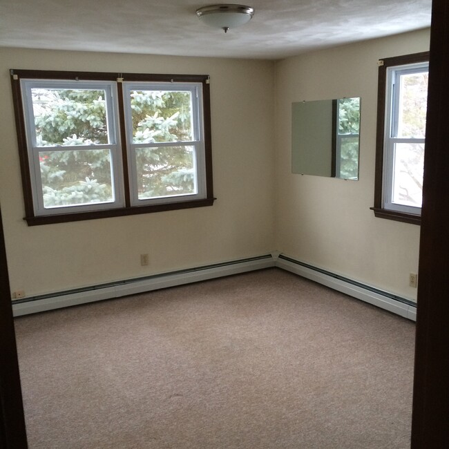 Large Bedroom - 5 John Avenue
