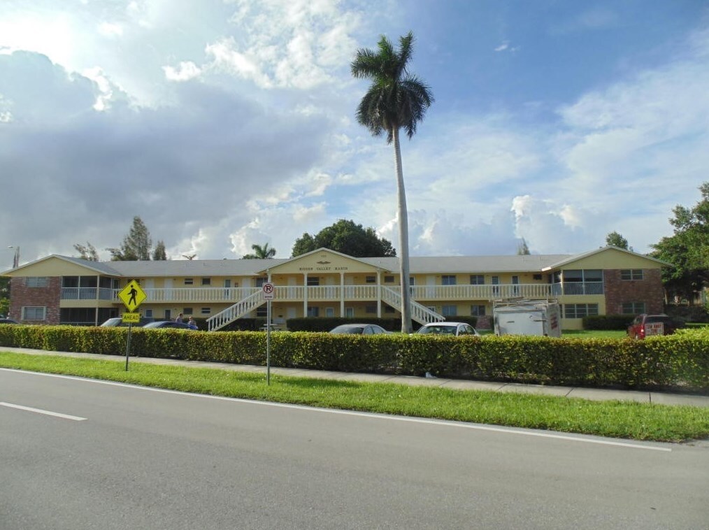 125 W Hidden Valley Blvd, Boca Raton, FL 33487 Condo for Rent in Boca