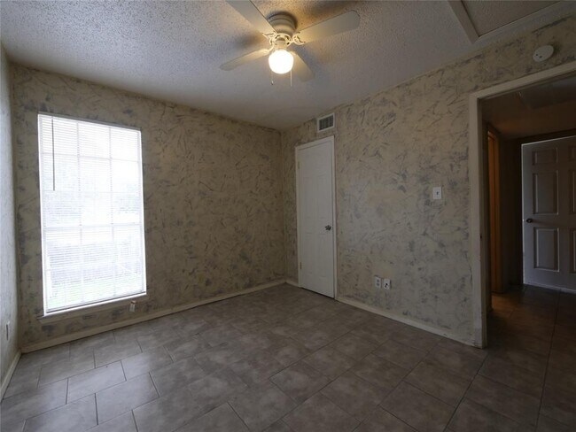 Building Photo - 701 Oakwood Ln