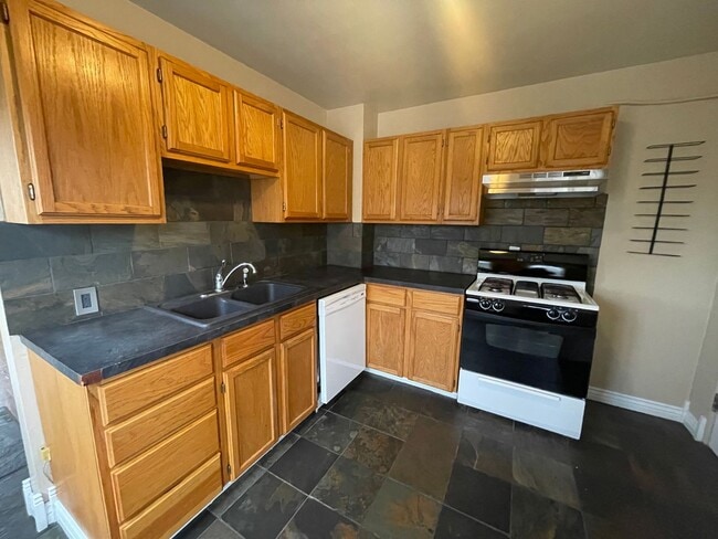 Building Photo - MOVE IN SPECIAL! $300 OFF FIRST MONTHS REN...