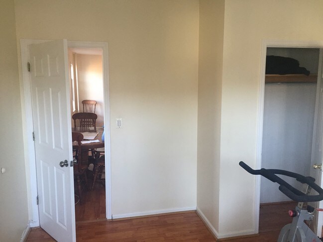 Building Photo - Amazing 3 Bedroom in Middle Village