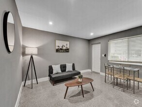 Building Photo - 906 N Riverside Dr