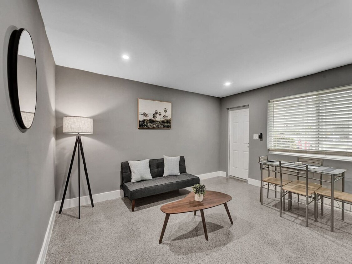 Foto principal - 906 N Riverside Dr
