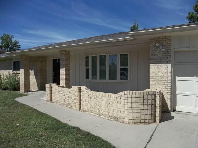 Spacious 3 Bed, 2 Bath Ranch Home with Sunroom and 2-Car Garage - Spacious 3 Bed, 2 Bath Ranch Home with Sunroom and 2-Car Garage