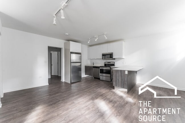 Building Photo - 940 W Carmen Ave