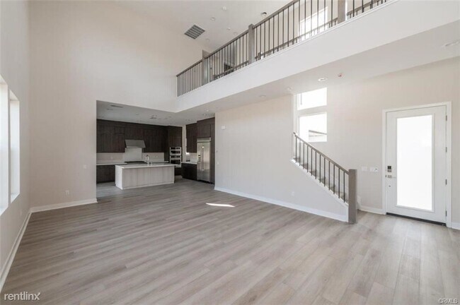 Building Photo - 4 br, 3 bath House - 201 Holliston