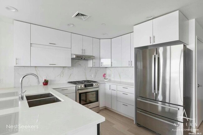 Foto del edificio - 109-9-109-15 15th Ave