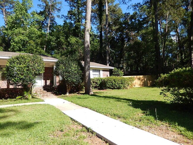 Foto del edificio - RENOVATED 4/2 House w/ Large Yard, Wood Floors, Screen Porch, Game Room/Office, & More! $2550/mon...