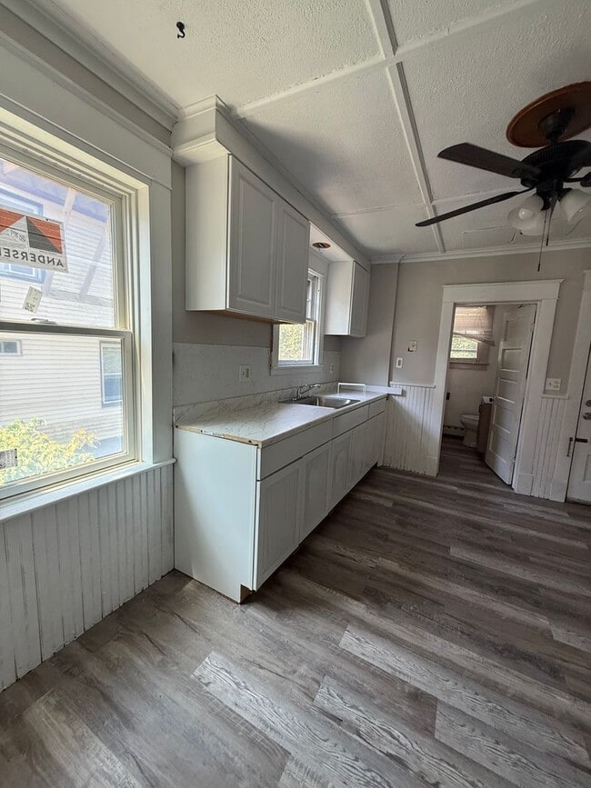 Building Photo - Spacious 3 Bed, 2 Bath Single Family home ...