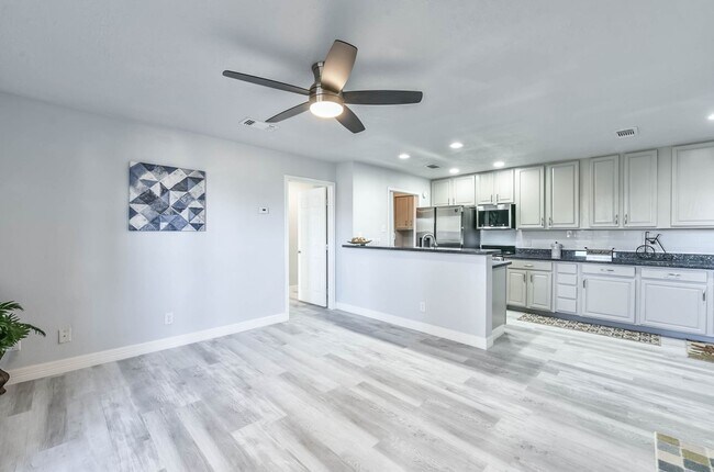 Foto del edificio - Remodeled 1 BR/1 BA Condo in Lakeside Complex