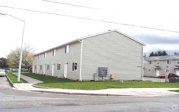 Foto del edificio - 3115-3117 NE 62nd Ave
