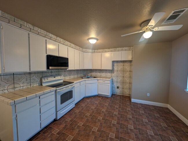 Foto del edificio - Great Charming 4 bedroom