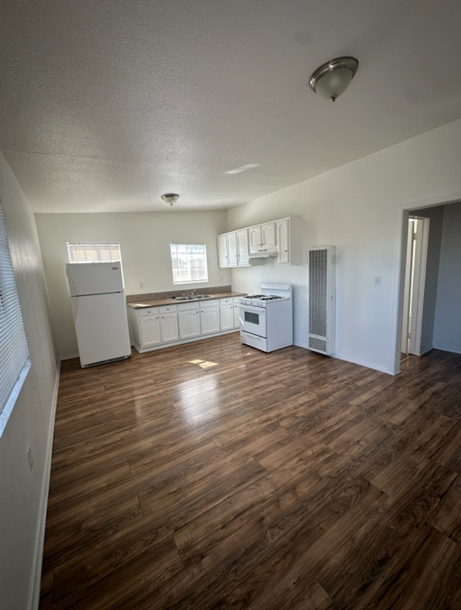 Interior Photo - 1016 W 103rd St